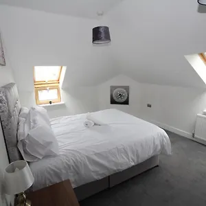 Holden Court 5 Apartment