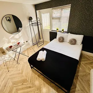 Heathrow Airport Apartment